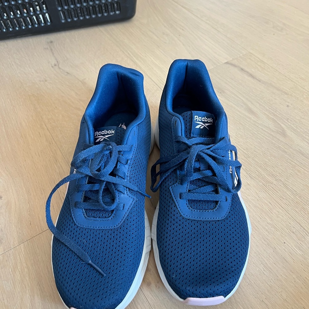 Reebok woman’s Navy FuelFoam Sneakers